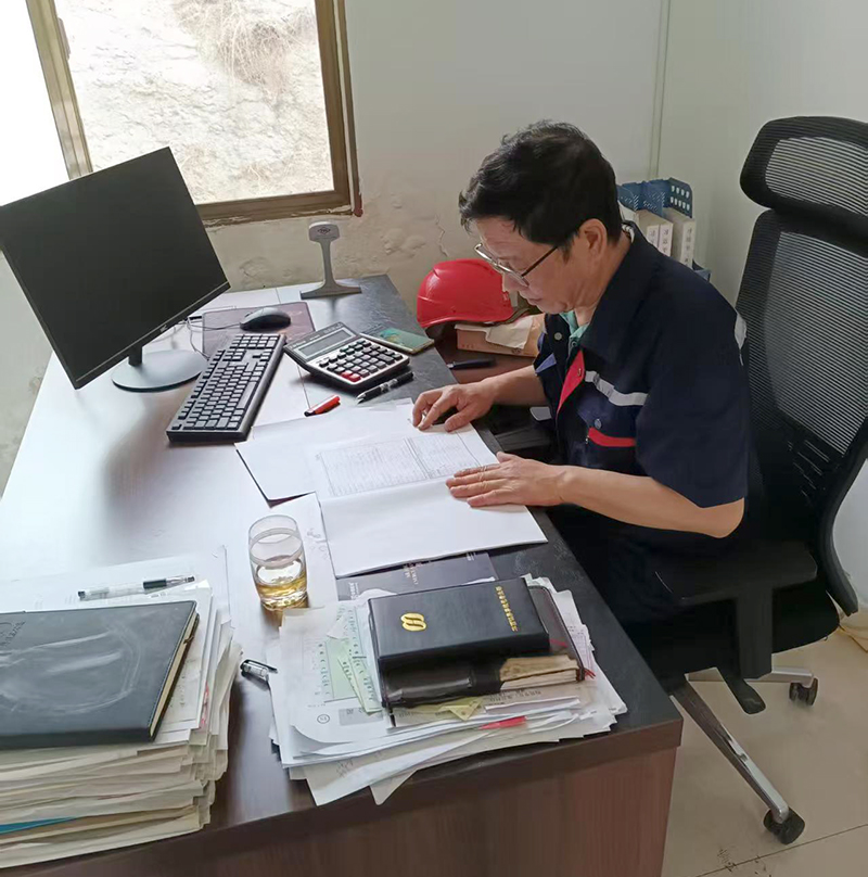 【全國(guó)科技工作者日活動(dòng)系列報(bào)道】鋼鐵叢林中的“追光者” ——記攀枝花市泓巖科技有限公司副總經(jīng)理尹銀兵